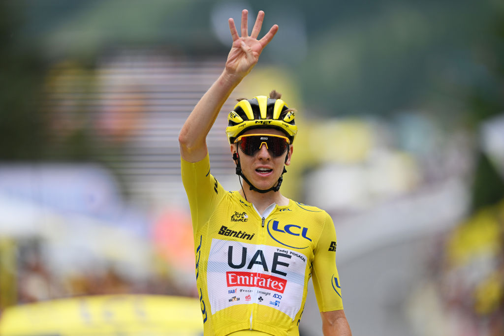 ISOLA 2000, FRANCIA - 19 DE JULIO: Tadej Pogacar de Eslovenia y UAE Team Emirates - Yellow Leader Jersey celebra en la línea de meta como ganador de etapa durante el 111.o Tour de Francia 2024, etapa 19, una etapa de 144,6 km desde Embrun a Isola 2000 - (2022 m) / #UCIWT / el 19 de julio de 2024 en Isola 2000, Francia. (Foto de Dario Belingheri/Getty Images)