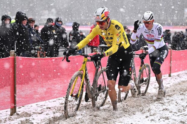 Visma-Lease a Bike Team's Belgian rider Wout van Aert (L) and Alpecin-Premier Tech Team's Dutch rider Mathieu van der Poel compete in the men's elite race of the Zilvermeercross cyclocross cycling event, stage 5 out of 7 in the Exact Cross competition, in Mol on January 2, 2026. (Photo by LUC CLAESSEN / Belga / AFP) / Belgium OUT