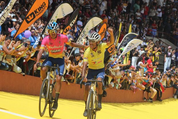Venezuela's Eduin Becerra (R), from team Trululu Grupo La Guacamaya, celebrates after winning the 60th 'Vuelta al Tachira' road bicycle race between San Rafael del Piñal and Cerro del Cristo Rey in San Cristobal, Tachira State, Venezuela on January 19, 2025. (Photo by Johnny PARRA / AFP)