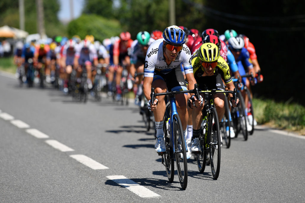 ALBI, FRANCIA - 15 DE JULIO: Matteo Trentin de Italia y la camiseta del campeón europeo del equipo Mitchelton-Scott / Simon Yates del Reino Unido y el equipo Mitchelton-Scott / durante el 106.º Tour de Francia 2019, etapa 10, una etapa de 217,5 km desde Saint-Flour a Albi / TDF / #TDF2019 / @LeTour / el 15 de julio de 2019 en Albi, Francia. (Foto de Justin Setterfield/Getty Images)