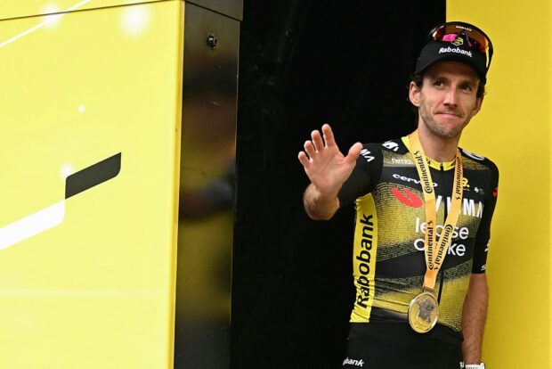 Team Visma - Lease a bike team's British rider Simon Yates celebrates on the podium after winning the 10th stage of the 112th edition of the Tour de France cycling race, 165.3 km between Ennezat and Le Mont-Dore Puy de Sancy, in central France, on July 14, 2025. (Photo by Loic VENANCE / AFP)