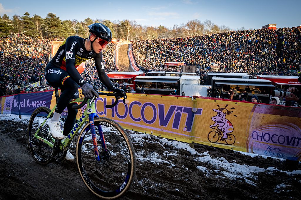 El belga Thibau Nys fotografiado en acción durante la carrera de élite masculina en la Copa del Mundo de ciclismo de ciclocross en Zonhoven el domingo 4 de enero de 2026, etapa 9 (de 12) de la competición de la Copa del Mundo UCI. FOTO BELGA DAVID PINTENS (Foto de DAVID PINTENS / BELGA MAG / Belga vía AFP)