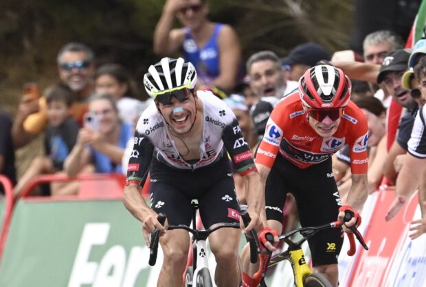 Team Visma-Lease a bike's Danish rider Jonas Vingegaard (R) and Team UAE's Portuguese rider Joao Almeida sprint to the finish line during the 14th stage of the Vuelta a Espana cycling tour, a 135 km race between Aviles and La Farrapona in Somiedo, on September 6, 2025. (Photo by Miguel RIOPA / AFP)