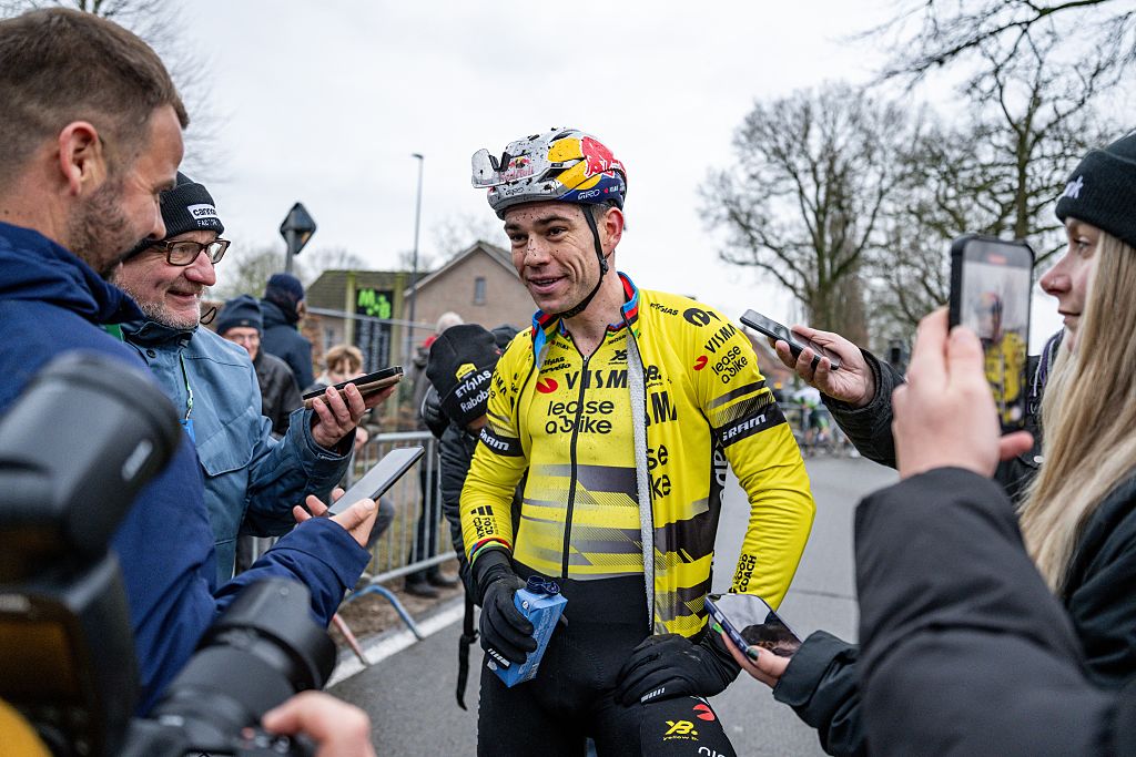 El belga Wout van Aert fotografiado después de la carrera élite masculina del Azencross, quinta etapa del DVV Trofee (de ocho), el lunes 29 de diciembre de 2025, en Loenhout. BELGA FOTO DAVID PINTENS (Foto de DAVID PINTENS / BELGA MAG / Belga / AFP vía Getty Images)