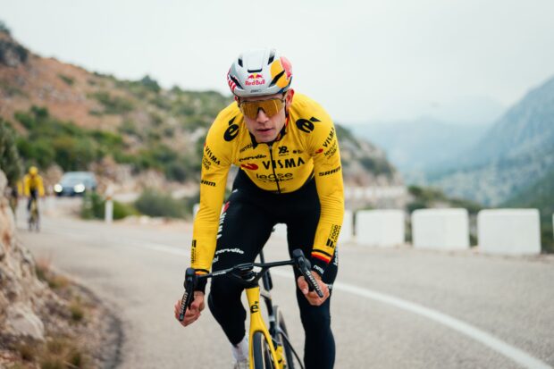 "Si fuera corredor o cualquier otra cosa, estaría fuera durante meses": Wout van Aert, optimista sobre un enfoque renovado en 2026 a pesar de su reciente fractura de tobillo