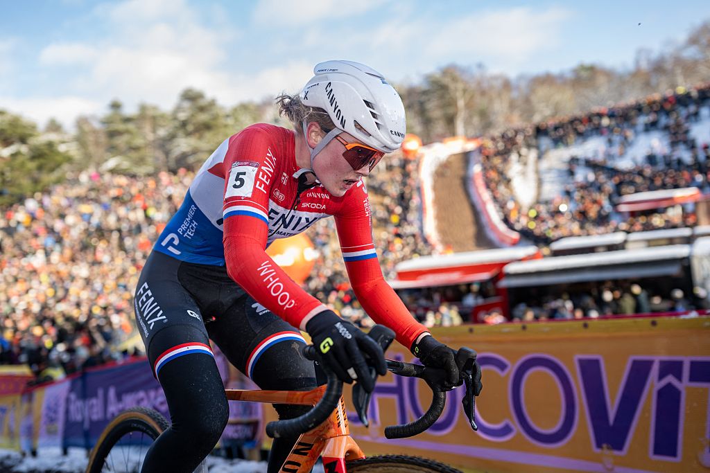 El holandés Puck Pieterse fotografiado en acción durante la carrera de élite femenina en la Copa del Mundo de ciclismo de ciclocross en Zonhoven el domingo 4 de enero de 2026, etapa 9 (de 12) de la competición de la Copa del Mundo UCI. FOTO BELGA DAVID PINTENS (Foto de DAVID PINTENS / BELGA MAG / Belga vía AFP)
