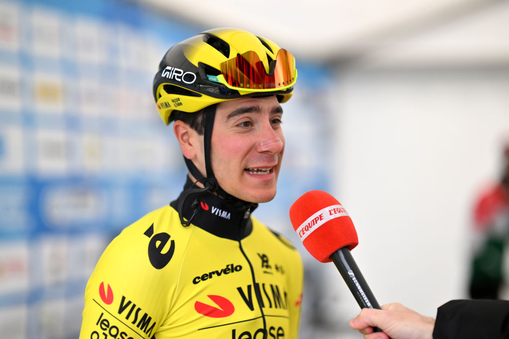 GUILHERAND-GRANGES, FRANCIA - 01 DE MARZO: Cian Uijtdebroeks de Bélgica y el equipo Visma | Alquile una bicicleta antes del 25º Faun-Ardèche Classic 2025, una carrera de un día de 165,9 km desde Guilherand-Granges a Guilherand-Granges el 1 de marzo de 2025 en Guilherand-Granges, Francia. (Foto de Billy Ceusters/Getty Images)