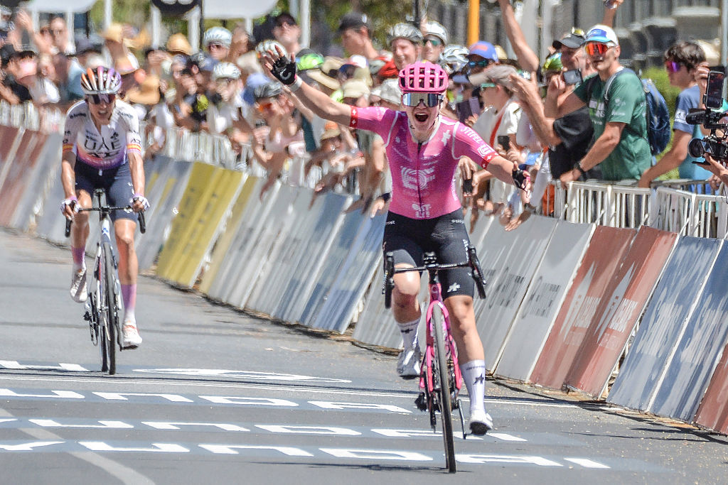 EF Education - La ciclista suiza de Oatly, Noemi Ruegg, celebra ganar la tercera etapa final de la carrera ciclista femenina Tour Down Under 2026 en Adelaida el 19 de enero de 2026. (Foto de Brenton Edwards / AFP) / -- IMAGEN RESTRINGIDA AL USO EDITORIAL - ESTRICTAMENTE SIN USO COMERCIAL --