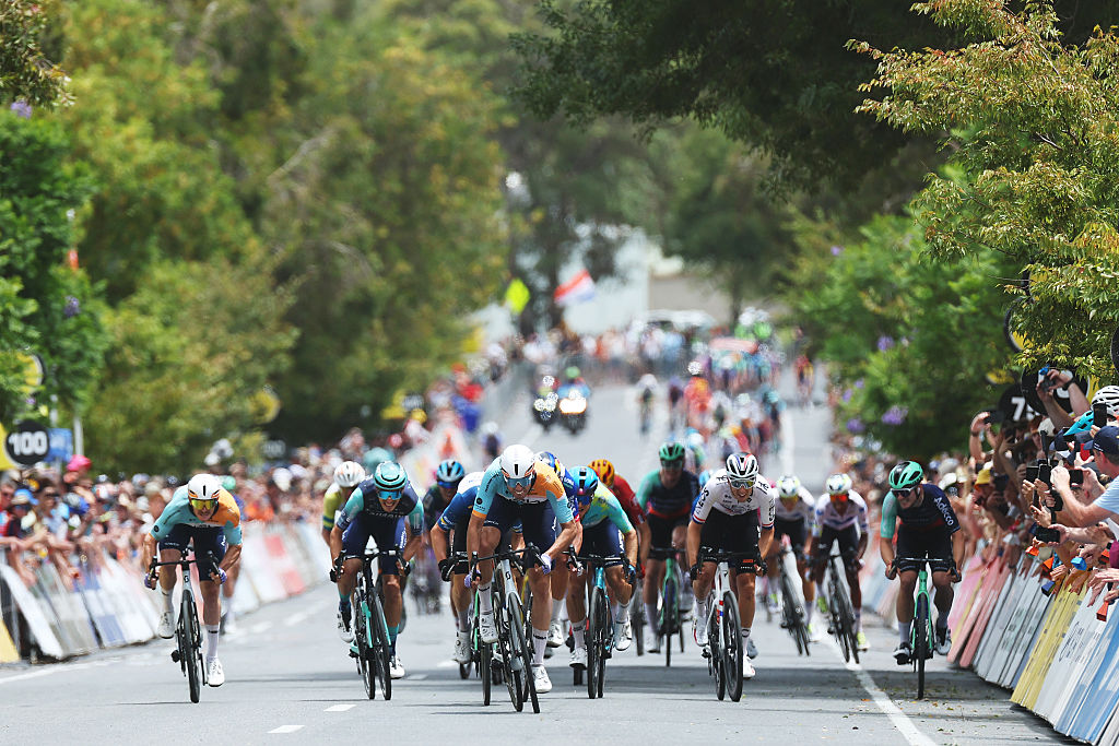 WILLUNGA, AUSTRALIA - 24 DE ENERO: Ethan Vernon de Gran Bretaña y el equipo ciclista NSN corren en la línea de meta para ganar la etapa durante el 26º Santos Tour Down Under 2026, Etapa 4, una etapa de 130,8 km desde Brighton a Willunga / #UCIWT / el 24 de enero de 2026 en Willunga, Australia. (Foto de Con Chronis/Getty Images)
