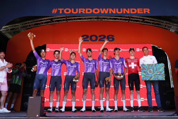 "Ha logrado muchos de sus resultados solo con fuerza bruta, pero esto fue un esfuerzo de equipo" – Jayco AlUla toma lo positivo del segundo puesto en el Tour Down Under para Mauro Schmid