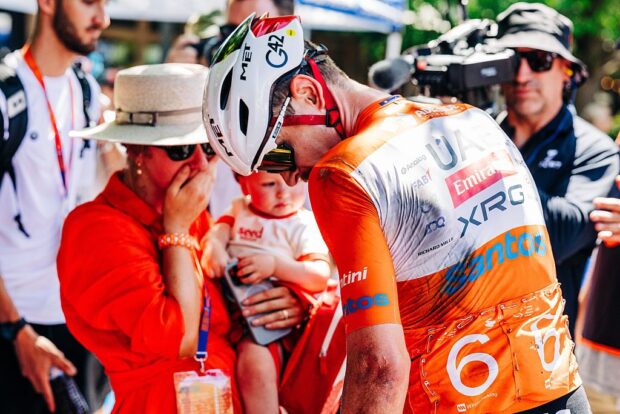 STIRLING, AUSTRALIA - JANUARY 25: Jay Vine of UAE Team Emirates – XRG and his wife Bre Vine inspect his injuries sustained from a crash during the 2026 Tour Down Under on January 25, 2026 in Stirling, Australia. (Photo by James Raison/Getty Images)