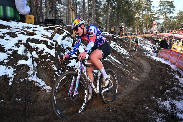 ZONHOVEN, BELGIUM - JANUARY 04: Zoe Backstedt of Great Britain and Team Canyon SRAM Zondacrypto competes during the 29th Zonhoven UCI Cyclo-Cross Worldcup 2026, Women&amp;apos;s Elite on January 04, 2026 in Zonhoven, Belgium. (Photo by Luc Claessen/Getty Images)