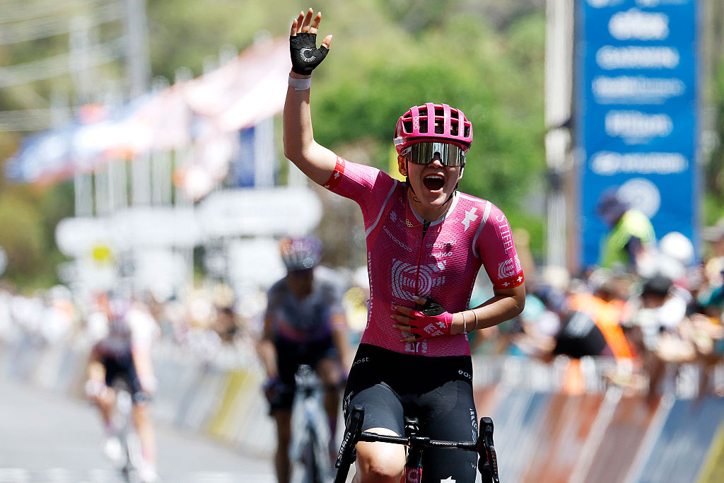 CAMPBELLTOWN, AUSTRALIA - 19 DE ENERO: Noemi Ruegg de Suiza y el equipo EF Education-Oatly celebra en la línea de meta como ganadora de etapa durante el décimo Santos Women's Tour Down Under 2026, etapa 3, una etapa de 126,5 km desde Norwood a Campbelltown / #UCIWWT / el 19 de enero de 2026 en Campbelltown, Australia. (Foto de Con Chronis/Getty Images)