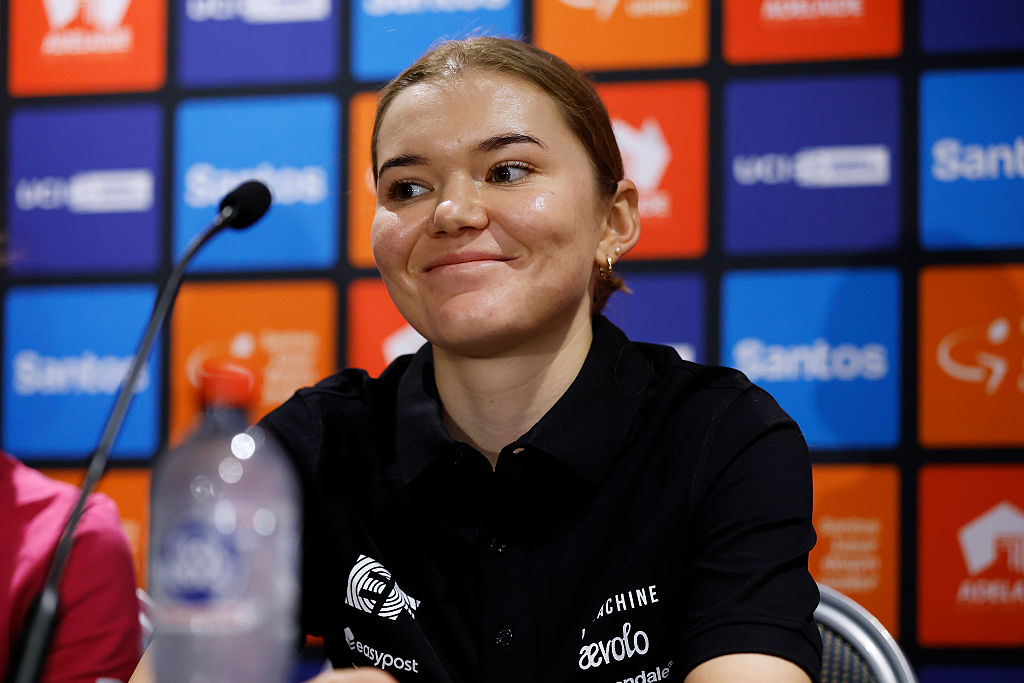 ADELAIDE, AUSTRALIA - 16 DE ENERO: Noemi Ruegg de Suiza y el equipo EF Education-Oatly durante el 26º Santos Tour Down Under 2026, conferencia de prensa el 16 de enero de 2026 en Adelaide, Australia. (Foto de Con Chronis/Getty Images)
