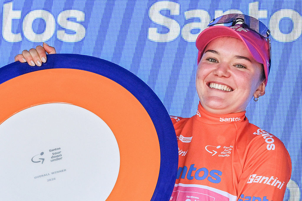 EF Education - La ciclista suiza de Oatly, Noemi Ruegg, celebra en el podio como ganadora absoluta de la carrera ciclista femenina Tour Down Under 2026 en Adelaida el 19 de enero de 2026. (Foto de Brenton Edwards / AFP) / -- IMAGEN RESTRINGIDA AL USO EDITORIAL - ESTRICTAMENTE SIN USO COMERCIAL --