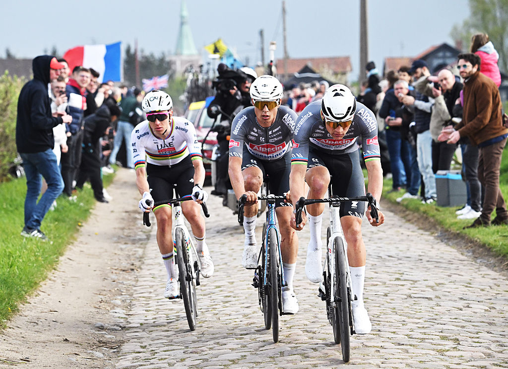 ROUBAIX, FRANCIA - 13 DE ABRIL: (LR) Tadej Pogacar de Eslovenia y UAE Team Emirates - XRG, Jasper Philipsen de Bélgica y Mathieu Van Der Poel de Holanda y Team Alpecin - Deceuninck compiten en la escapada pasando por un sector de adoquines durante la 122ª París - Roubaix 2025, una carrera de un día de 259,2 km desde Compiegne a Roubaix / #UCIWT/ el 13 de abril de 2025 en Roubaix, Francia. (Foto de Bernard Papon - Pool/Getty Images)