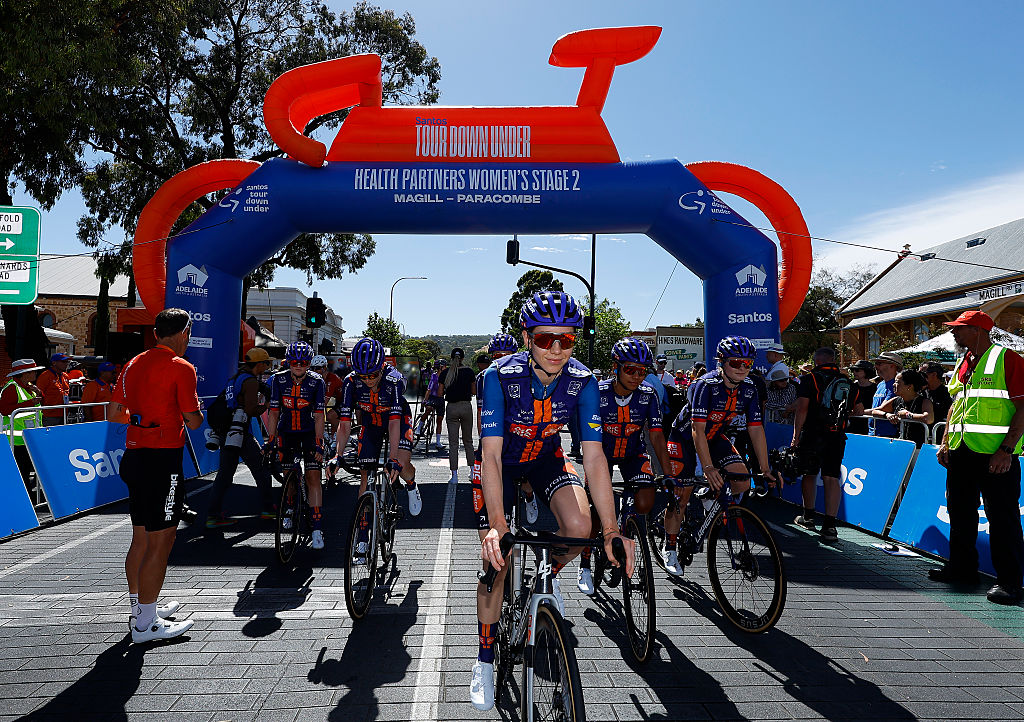 MAGILL, AUSTRALIA - 18 DE ENERO: Josie Nelson de Gran Bretaña y el equipo Picnic PostNL antes del décimo Santos Women's Tour Down Under 2026, etapa 2, una etapa de 130,7 km desde Magill hasta Paracombe 410 m / #UCIWWT / el 18 de enero de 2026 en Magill, Australia. (Foto de Con Chronis/Getty Images)