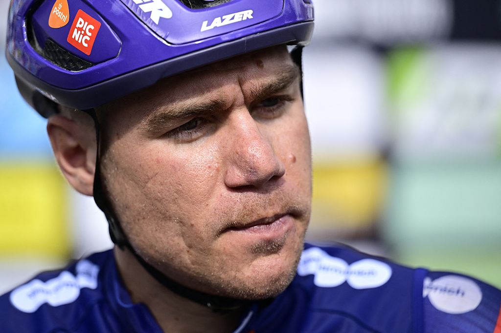 Países Bajos' Fabio Jakobsen del Team Picnic PostNL posa al inicio del 'Classic Brugge-De Panne' Carrera ciclista de élite masculina de un día, en Brujas, el 26 de marzo de 2025. (Foto de DIRK WAEM / Belga / AFP) / Bélgica FUERA