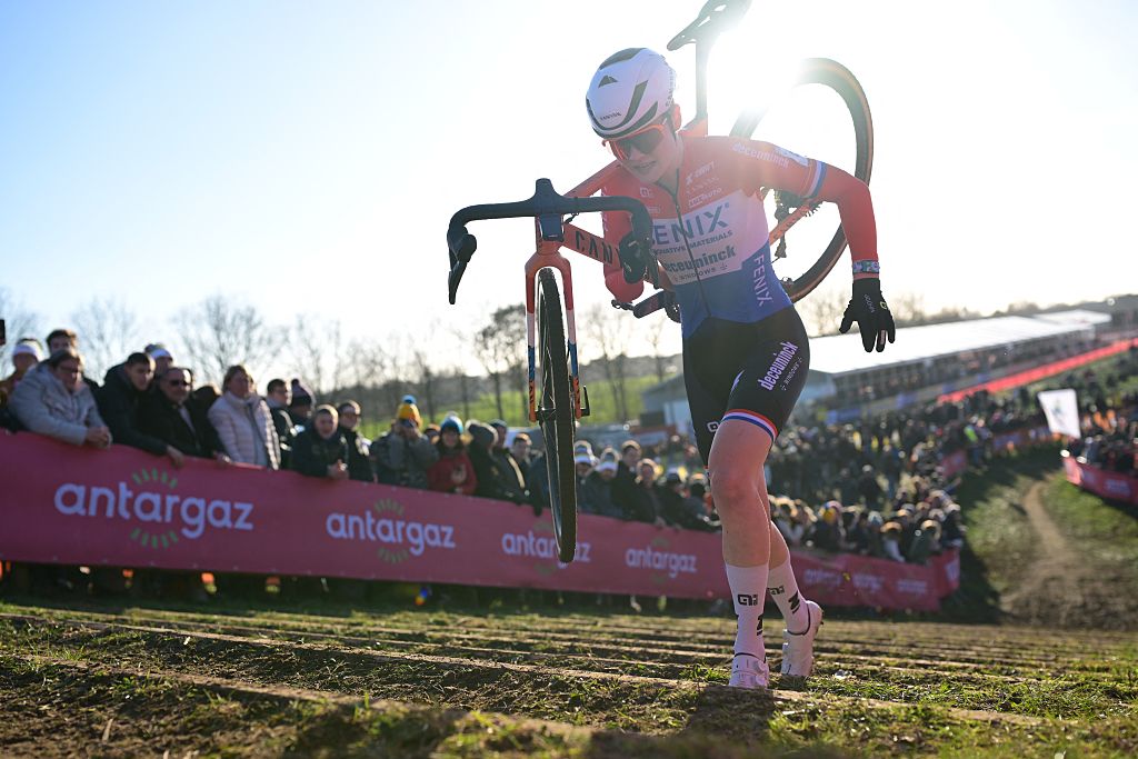 la carrera de élite femenina en la Copa del Mundo de ciclocross en Dendermonde, Bélgica, etapa 8 (de 12) de la competición de ciclocross de la Copa del Mundo UCI, domingo 28 de diciembre de 2025. BELGA FOTO DAVID PINTENS (Foto de DAVID PINTENS / BELGA MAG / Belga vía AFP)