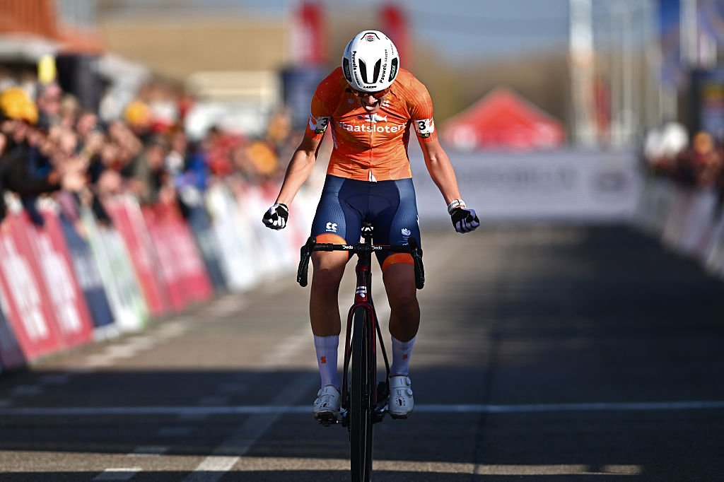 MIDDELKERKE, BÉLGICA - 9 DE NOVIEMBRE: La medallista de oro Leonie Bentveld y el equipo de Holanda celebran su victoria durante el 23º Campeonato Europeo de Ciclo-Cross UEC 2025 - Femenino U23 el 9 de noviembre de 2025 en Middelkerke, Bélgica. (Foto de Luc Claessen/Getty Images)
