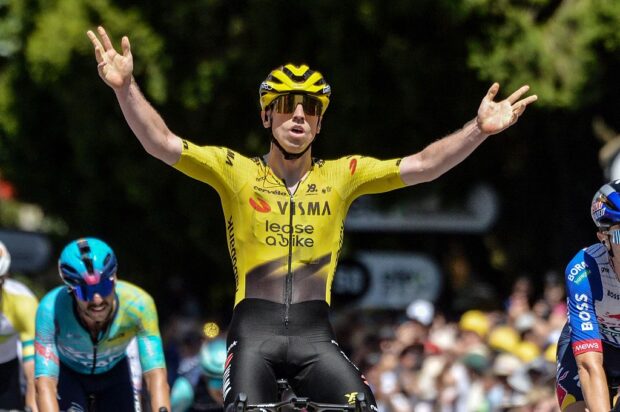 EDITORS NOTE: Graphic content / Team Visma Lease a Bike rider Matthew Brennan from England wins stage five of the Tour Down Under UCI Men's Cycling in Adelaide on January 25, 2026. (Photo by Brenton Edwards / AFP) / - IMAGE RESTRICTED TO EDITORIAL USE - STRICTLY NO COMMERCIAL USE -