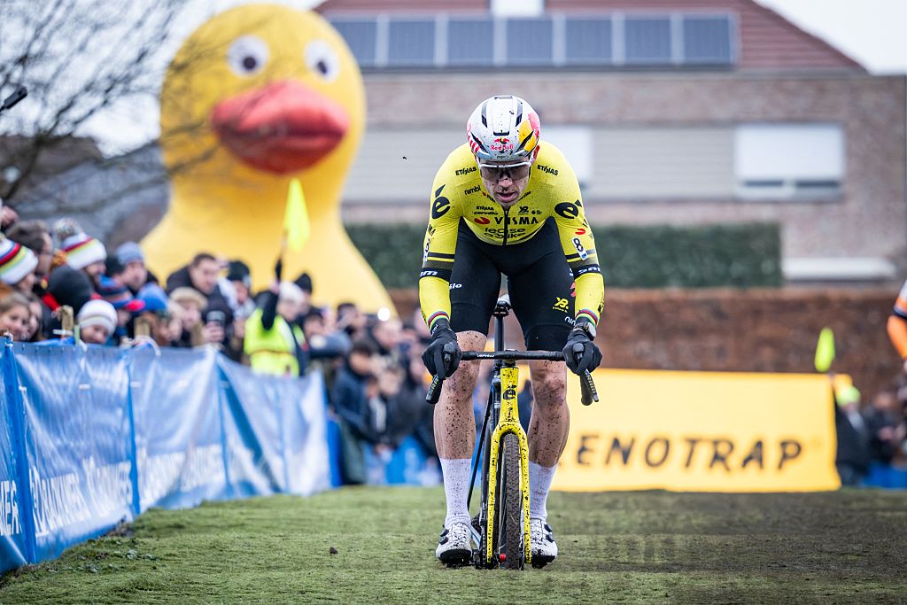 El ciclista belga Wout van Aert compite en la carrera élite masculina del Azencross, la quinta etapa del DVV Trofee, en Loenhout el 29 de diciembre de 2025. (Foto de DAVID PINTENS / Belga / AFP) / Bélgica FUERA