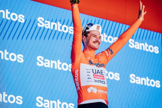 Canguros, accidentes y un equipo agotado, pero aún así Jay Vine se adjudica el Tour Down Under con el mayor margen de victoria desde 2004.