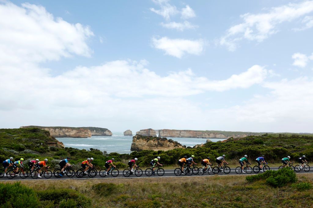 WARRNAMBOOL, AUSTRALIA - 4 DE FEBRERO: El pelotón viaja durante el Festival de Ciclismo de Melbourne a Warrnambool 2023 el 4 de febrero de 2023 en Warrnambool, Australia. (Foto de Con Chronis/Getty Images)