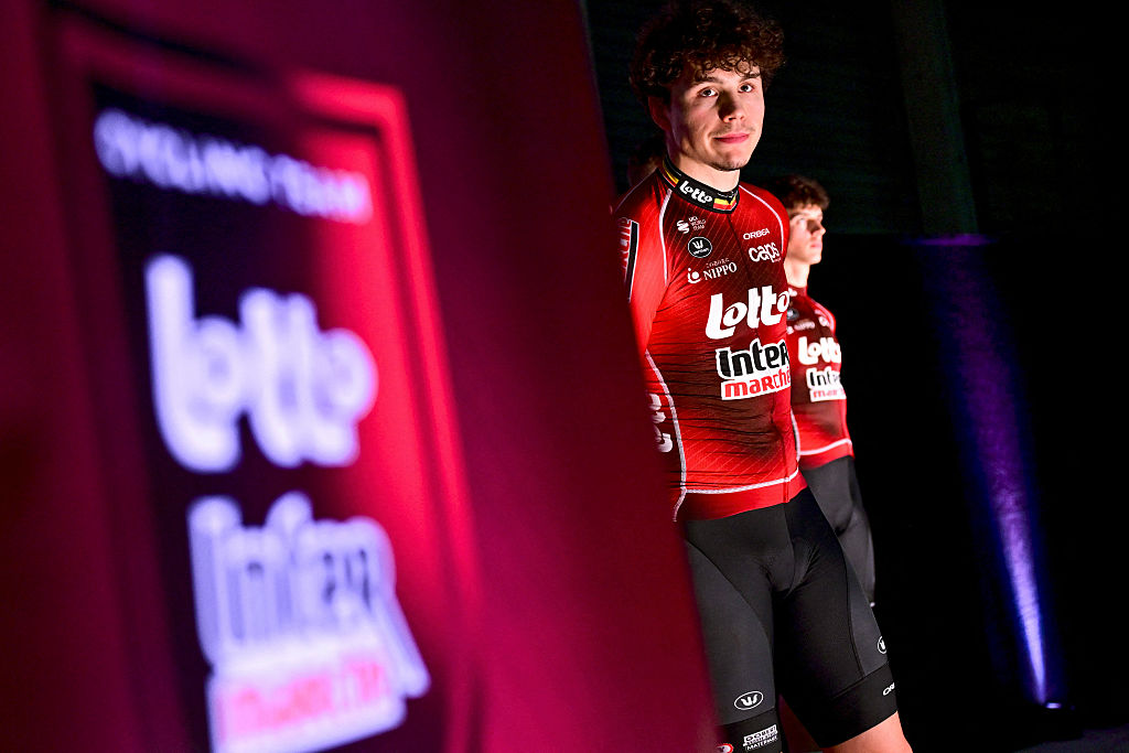 Arnaud De Lie en el lanzamiento del equipo Lotto-Intermarché 2026