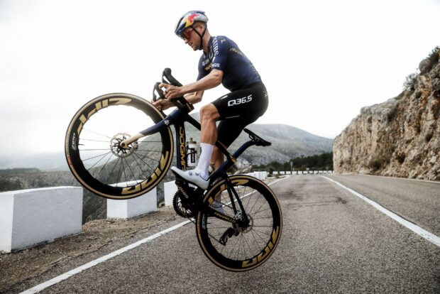 El equipo Pinarello-Q36.5 de Tom Pidcock presenta nuevos y atrevidos kits de carreras y bicicletas en azul marino y dorado para 2026