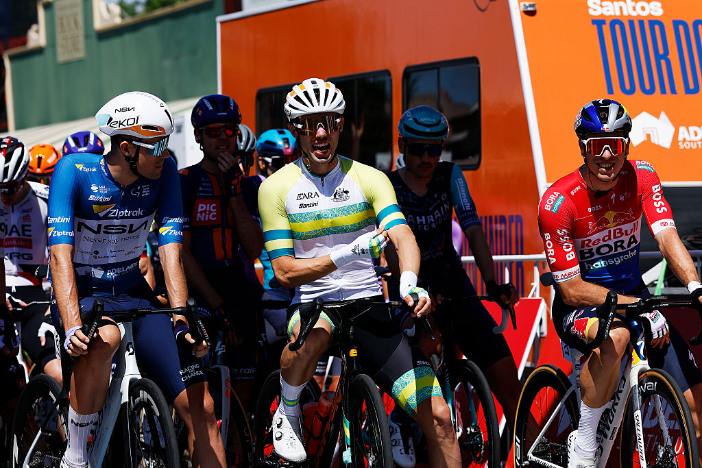 TANUNDA, AUSTRALIA - 21 DE ENERO: (LR) Ethan Vernon de Gran Bretaña y el equipo ciclista NSN, Patrick Eddy de Australia y el equipo Australia y Danny van Poppel de Holanda y el equipo Red Bull - BORA - hansgrohe antes del 26º Santos Tour Down Under 2026, etapa 1, una etapa de 120,6 km desde Tanunda a Tanunda el 21 de enero de 2026 en Tanunda, Australia. (Foto de Con Chronis/Getty Images)