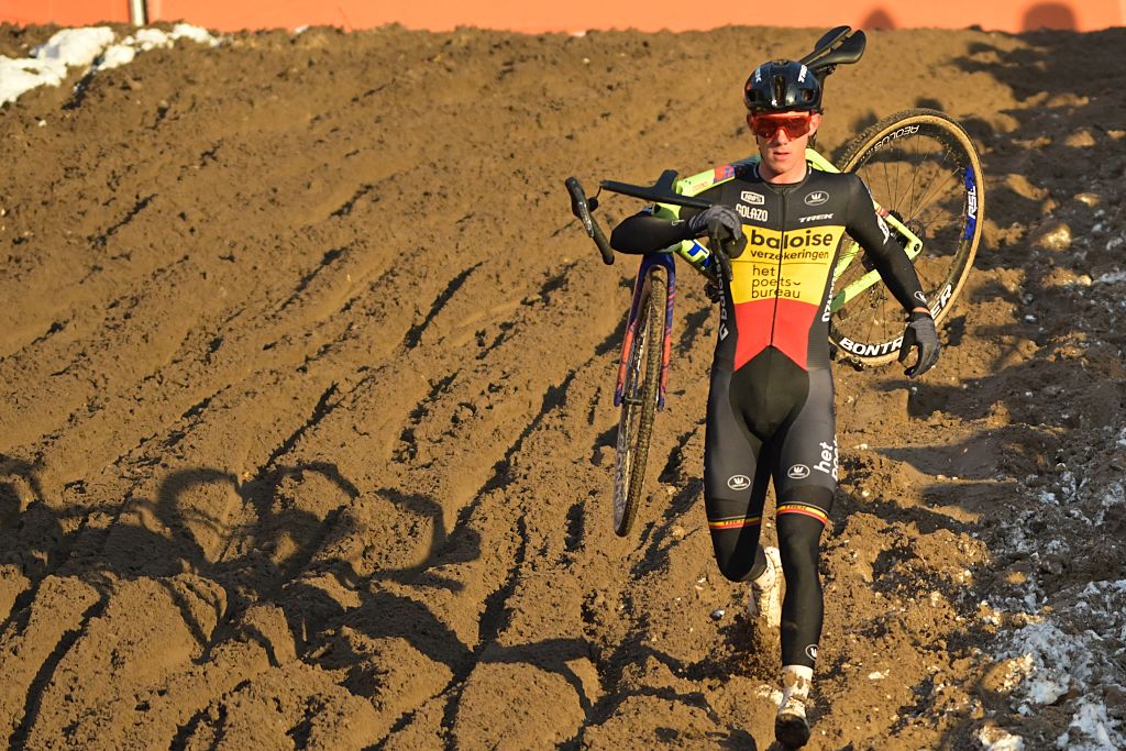 El belga Thibau Nys fotografiado en acción durante la carrera de élite masculina en la Copa del Mundo de ciclocross en Zonhoven el domingo 4 de enero de 2026, etapa 9 (de 12) de la competición de la Copa del Mundo UCI. BELGA FOTO DAVID PINTENS (Foto de DAVID PINTENS / BELGA MAG / Belga vía AFP)