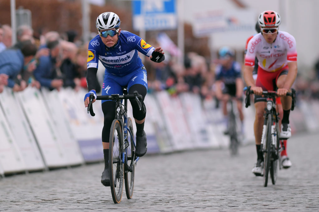 Nokere Koerse 2019: Remco Evenepoel (izq.) en una de las dos únicas participaciones en una Clásica empedrada, ambas hace seis años