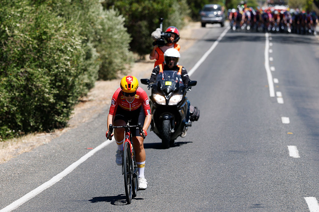 WILLUNGA, AUSTRALIA - 17 DE ENERO: Alessia Vigilia de Italia y el equipo Uno-X Mobility atacan durante el décimo Santos Women's Tour Down Under 2026, etapa 1, una etapa de 137,4 km desde Willunga a Willunga 134 m / #UCIWWT / el 17 de enero de 2026 en Willunga, Australia. (Foto de Con Chronis/Getty Images)