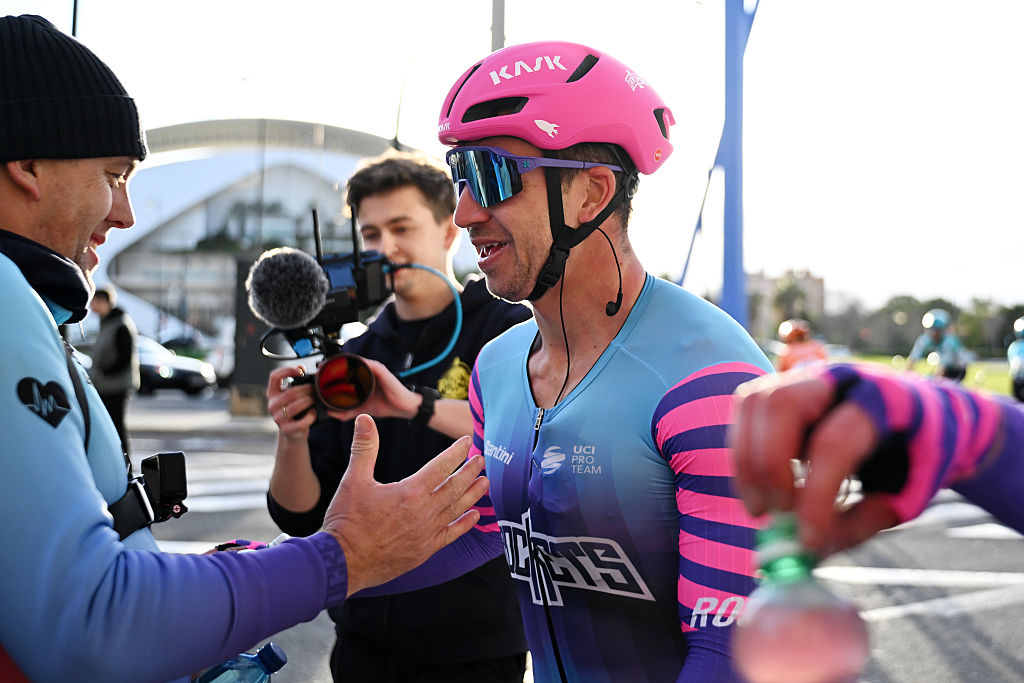 VALENCIA, ESPAÑA - 25 DE ENERO: El ganador de la carrera Dylan Groenewegen de Holanda y el equipo Unibet Rose Rockets reacciona después de la 42ª Classica Comunitat Valenciana 1969 - Gran premio Valencia 2026, una carrera de un día de 200 km desde La Nucía a Valencia el 25 de enero de 2026 en Valencia, España. (Foto de Antonio Baixauli/Getty Images)
