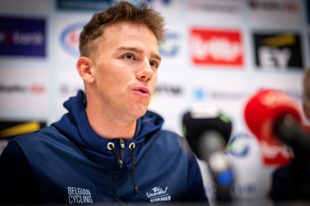 Thibau Nys abandona el hotel del equipo para evitar la enfermedad que provocó que cuatro compañeros belgas se retiraran del Campeonato Mundial de ciclocross el sábado