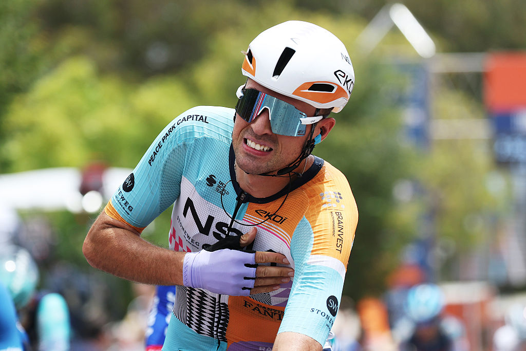 WILLUNGA, AUSTRALIA - 24 DE ENERO: Ethan Vernon de Gran Bretaña y el equipo ciclista NSN celebra en la línea de meta como ganador de etapa durante el 26º Santos Tour Down Under 2026, etapa 4, una etapa de 130,8 km desde Brighton a Willunga / #UCIWT / el 24 de enero de 2026 en Willunga, Australia. (Foto de Con Chronis/Getty Images)
