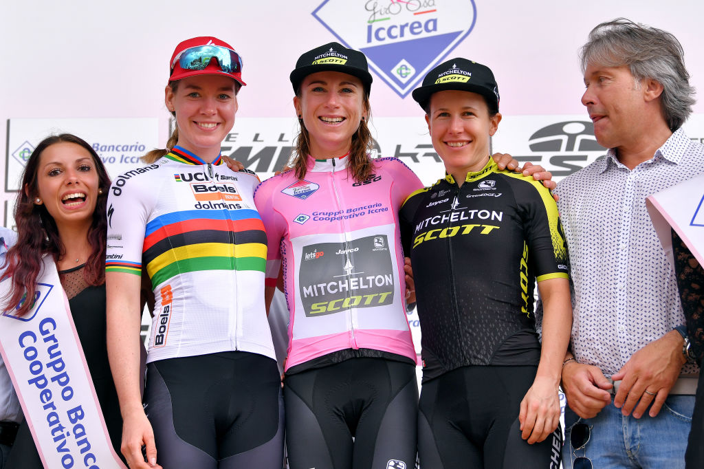 UDINE, ITALIA - 14 DE JULIO: Podio / Anna Van Der Breggen del equipo ciclista Netherlanda y Boels Dolmans / Annemiek Van Vleuten de los Países Bajos y el equipo Mitchelton Scott Pink Leader Jersey / Amanda Spratt de Australia y el equipo Mitchelton Scott / Celebración / Miss / Anfitriona / durante el 30º Tour de Italia 2019 - Mujeres, Etapa 10 una etapa de 120 km desde San Vito al Tagliamento a Udine 138m / Giro Rosa / #GiroRosa / @GiroRosaIccrea / el 14 de julio de 2019 en Udine, Italia. (Foto de Luc Claessen/Getty Images)