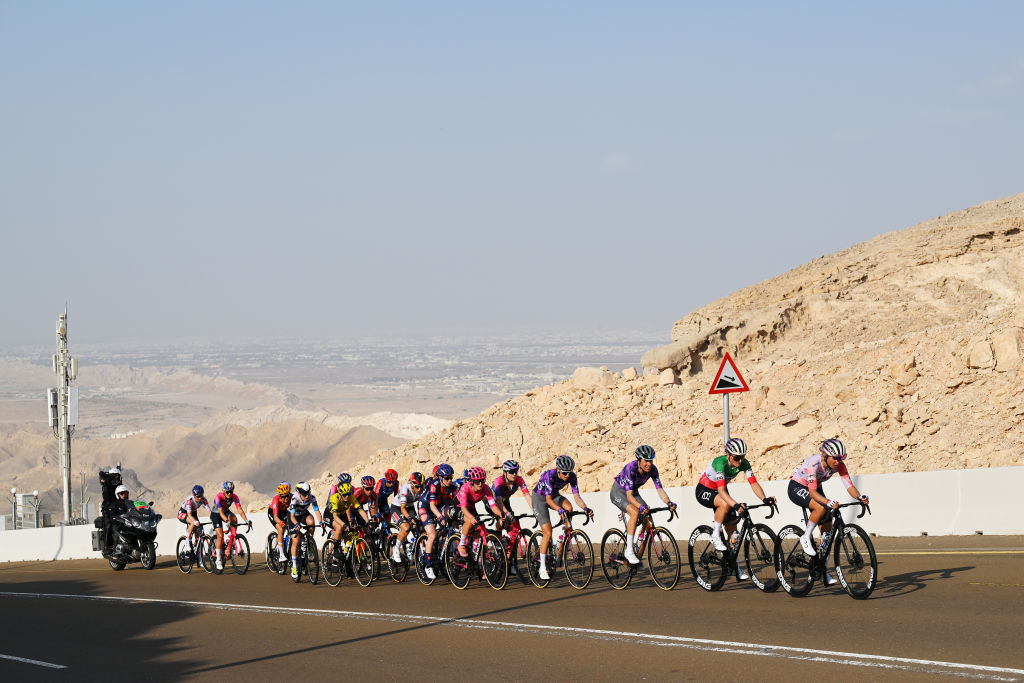 JEBEL HAFEET, EMIRATOS ÁRABES UNIDOS - 8 DE FEBRERO: Una vista general de Silvia Persico de Italia, Elisa Longo Borghini de Italia y el equipo ADQ de los EAU, Mavi García de España, Monica Trinca Coronel de Italia y el equipo Liv AlUla Jayco, Antonia Niedermaier de Alemania y CANYON//SRAM zondacrypto, Cedrine Kerbaol de Francia y el equipo EF Education-Oatly, Juliette Labous de Francia y Team FDJ - SUEZ, Kimberley Le Court Pienaar de Mauricio y AG Insurance - Soudal Team, Pauline Ferrand-Prevot de Francia y Team Visma | Lease a Bike, Mareille Meijering de Holanda y Movistar Team, Katrine Aalerud de Noruega y Team Uno-X Mobility, Pfeiffer Georgi de Gran Bretaña y Team Picnic PostNL compiten en la escapada que sube al Jebel Hafeet (1031 m) durante el 3er UAE Tour Women, Etapa 3, una etapa de 152 km desde Al Ain Qasr Al Muwaiji hasta Jebel Hafeet / #UCIWWT / en febrero 8 de agosto de 2025 en Jebel Hafeet, Emiratos Árabes Unidos. (Foto de Tim de Waele/Getty Images)