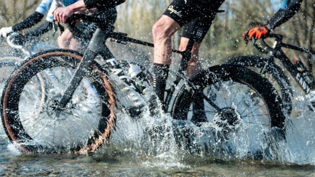 La nueva bicicleta de gravel Factor vista en la naturaleza y parece tener lo que la actual Ostro Gravel tanto necesitaba