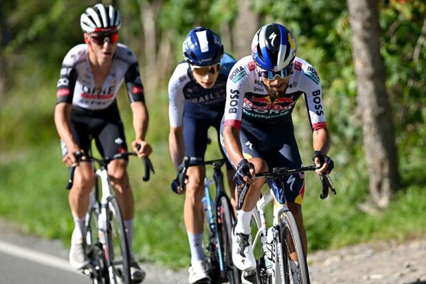 2025 Volta ao Algarve: Dani Martínez (r) during his first race of last season