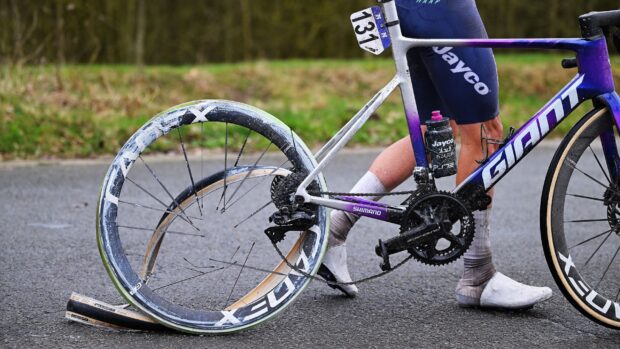 Amaury Capiot de Jayco-AlUla sufre un fallo catastrófico en la rueda trasera sin gancho en Omloop Het Nieuwsblad