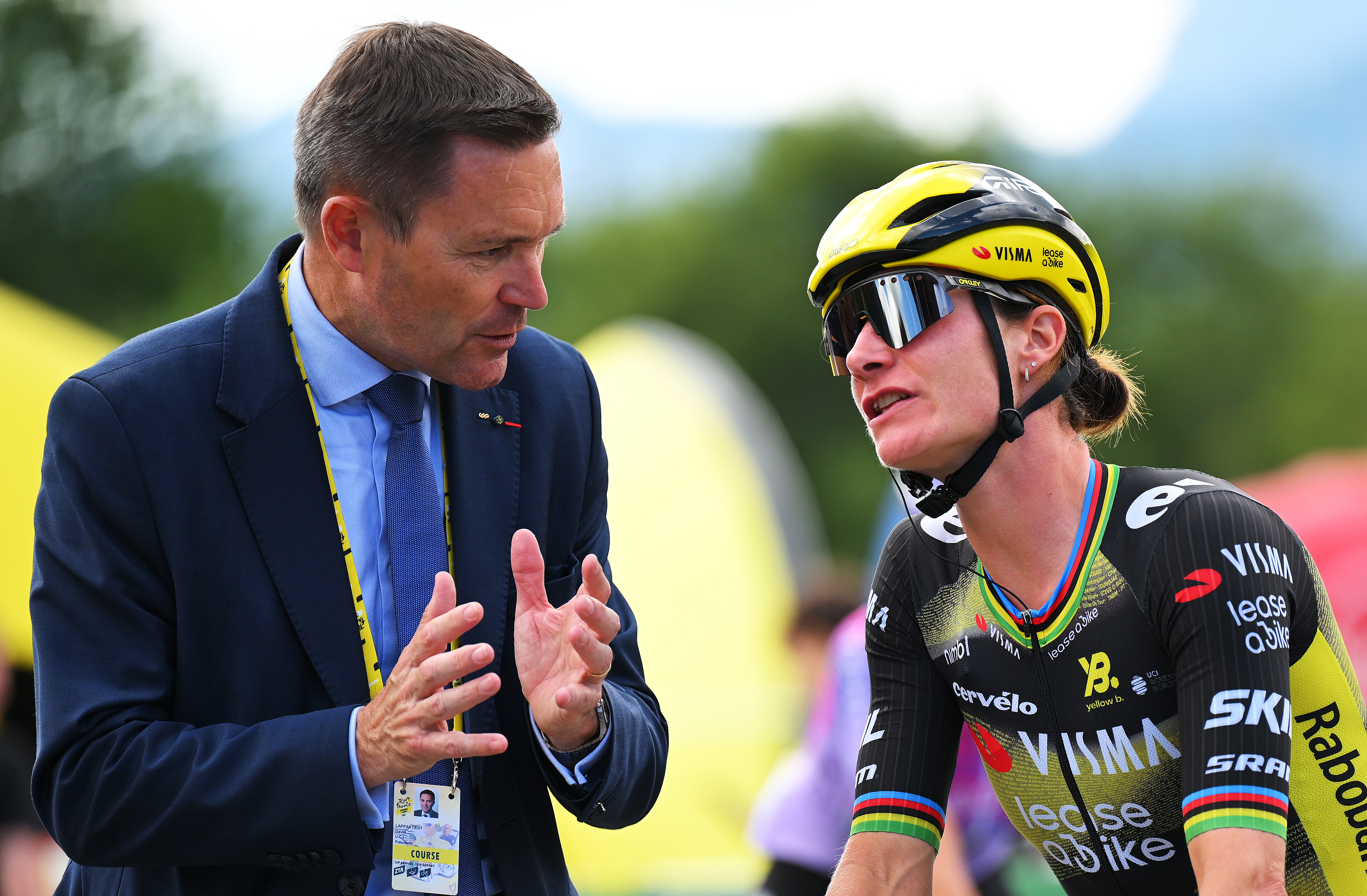 PRAZ-SUR-ARLY, FRANCIA - 3 DE AGOSTO: (LR) Presidente de la UCI, David Lappartient y Marianne Vos de Holanda y el equipo Visma | Alquile una bicicleta antes del 4to Tour de Francia Femmes 2025, Etapa 9, una etapa de 124,1 km desde Praz-sur-Arly hasta Chatel Les Portes du Soleilon 1298m / #UCIWWT / 03 de agosto de 2025 en Praz-sur-Arly, Francia. (Foto de Tim de Waele/Getty Images)