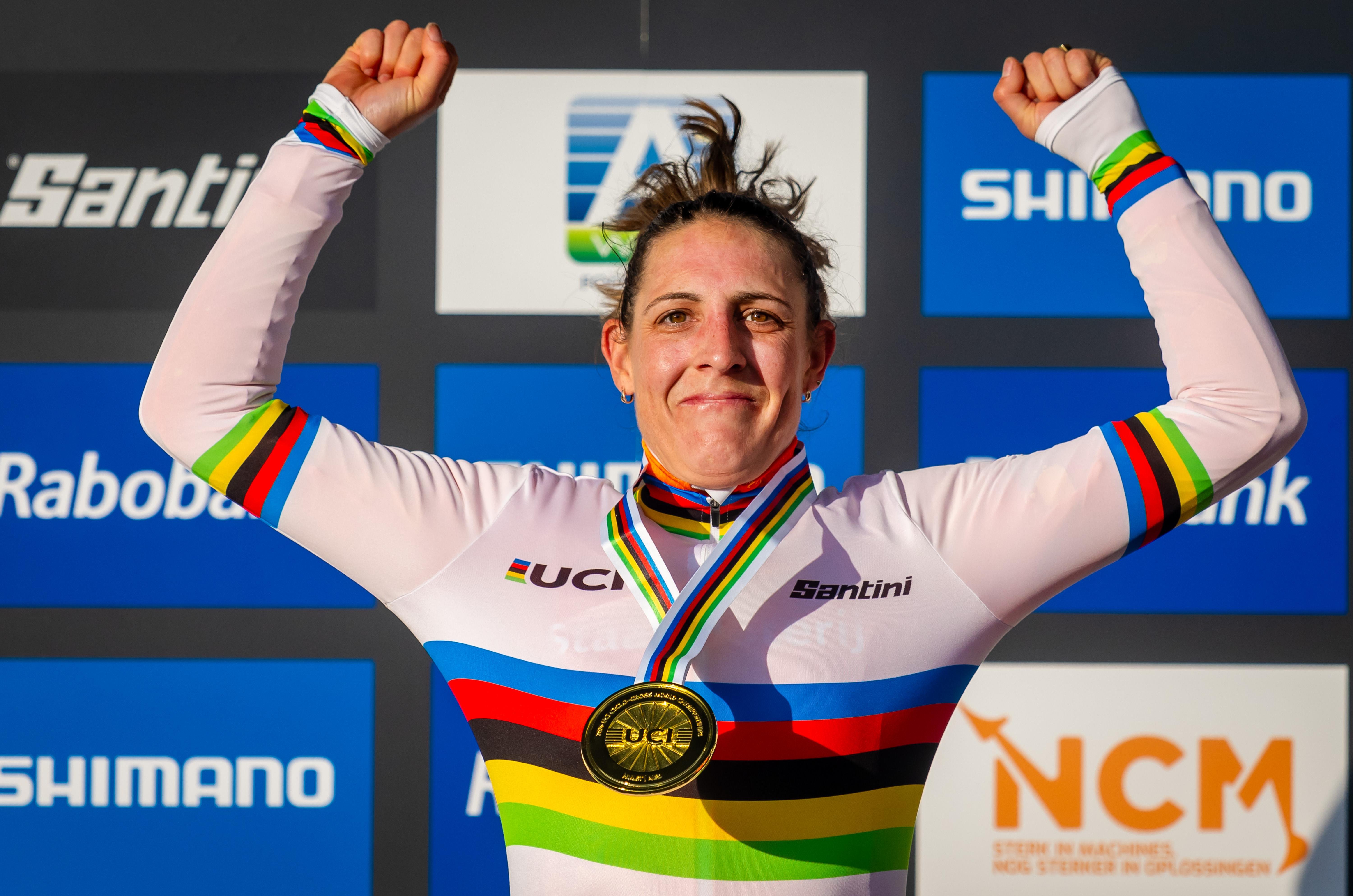 Crédito obligatorio: Foto de Iris van den Broek/EPA/Shutterstock (16497678e) La ciclista holandesa Lucinda Brand celebra durante la ceremonia de entrega de medallas después de ganar la carrera de élite femenina en el Campeonato Mundial de ciclocross UCI 2026 en Hulst, Países Bajos, 31 de enero de 2026. Campeonato Mundial de ciclocross UCI 2026 - Carrera de élite femenina, Hulst, Países Bajos - 31 de enero 2026