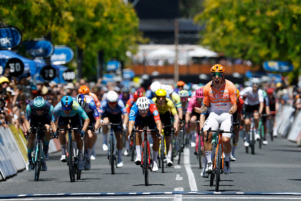 NAIRNE, AUSTRALIA - 23 DE ENERO: Sam Welsford de Australia y el equipo INEOS Grenadiers (R) celebra en la línea de meta como ganador de la etapa por delante de (LR) Aaron Gate de Nueva Zelanda y el equipo XDS Astana y Lewis Bower de Nueva Zelanda y el equipo Groupama - FDJ United durante el 26º Santos Tour Down Under 2026, etapa 3, una etapa de 140,8 km desde Henley Beach hasta Nairne / #UCIWT / el 23 de enero de 2026 en Nairne, Australia. (Foto de Con Chronis/Getty Images)