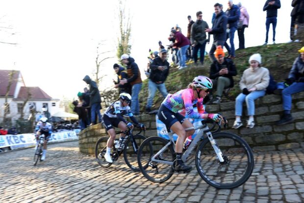 2025 Omloop Het Nieuwsblad: Kasia Niewiadoma during the race