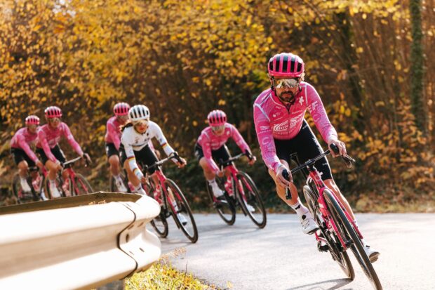 EF Pro Cycling lanza la búsqueda de un nuevo socio titular para "competir con los presupuestos más grandes" y apuntar al ambicioso objetivo de ganar el Tour de Francia masculino y femenino en la próxima década.