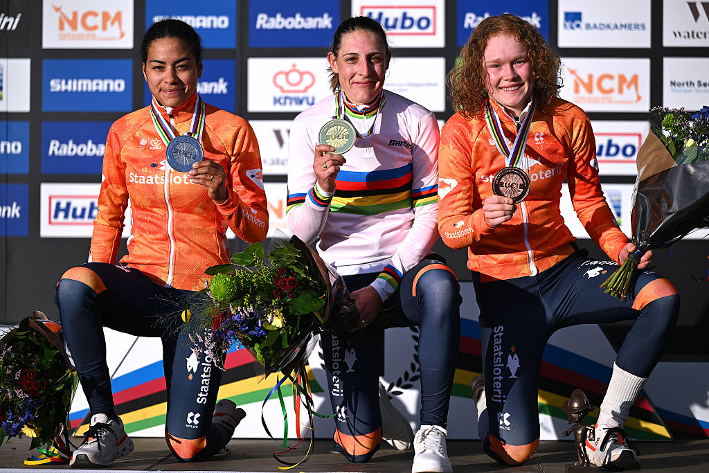 HULST, PAÍSES BAJOS - 31 DE ENERO: (LR) La medallista de plata Ceylin del Carmen Alvarado y el equipo de Países Bajos, la medallista de oro Lucinda Brand y el equipo de Países Bajos y el medallista de bronce Puck Pieterse y el equipo de Países Bajos posan en el podio durante la ceremonia de entrega de medallas después del 77º Campeonato Mundial de Ciclo-Cross UCI 2026 - Elite femenino el 31 de enero de 2026 en Hulst, Países Bajos. (Foto de Luc Claessen/Getty Images)