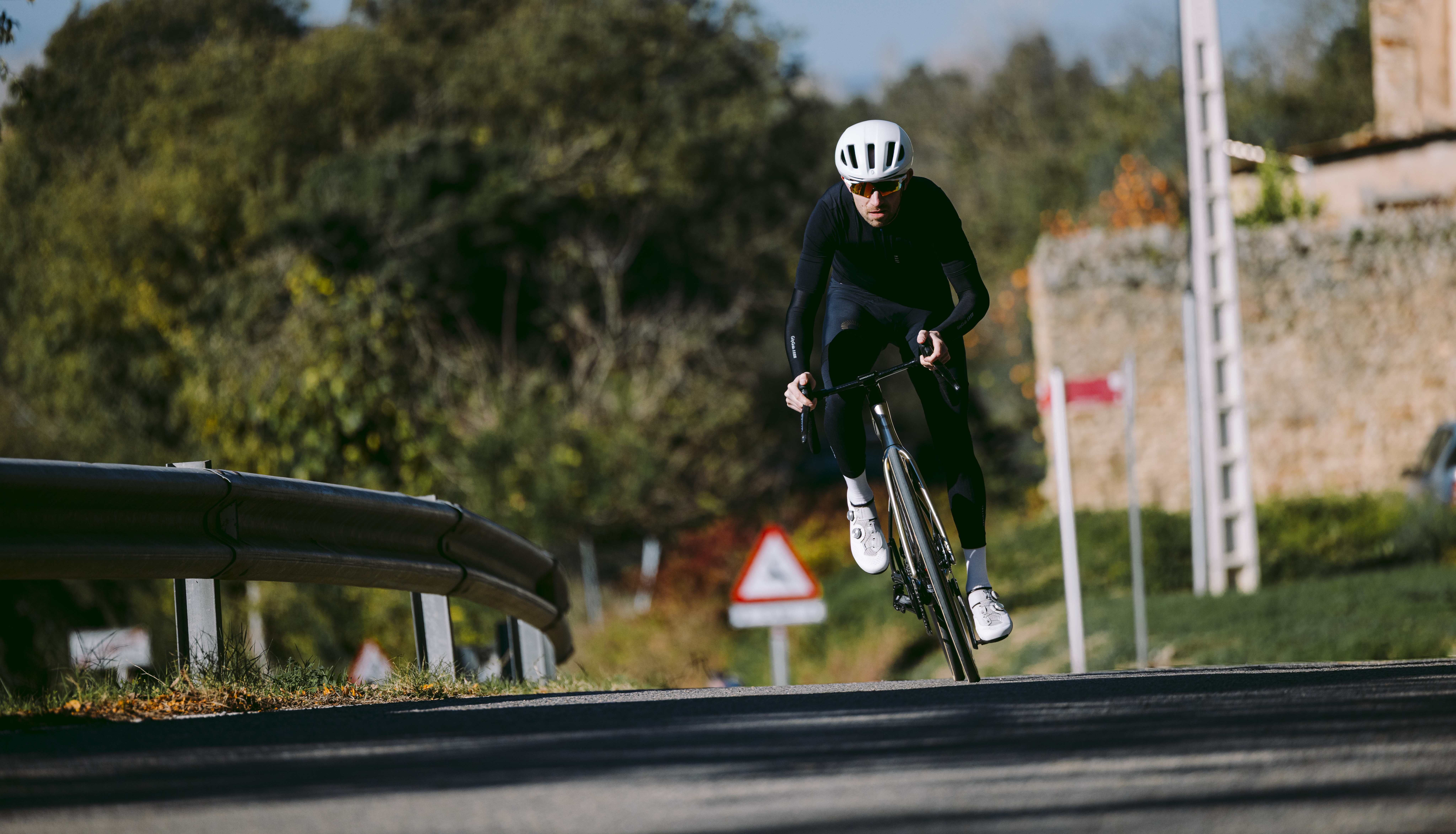 Un hombre montando el Cannondale SuperSix Evo gen 5