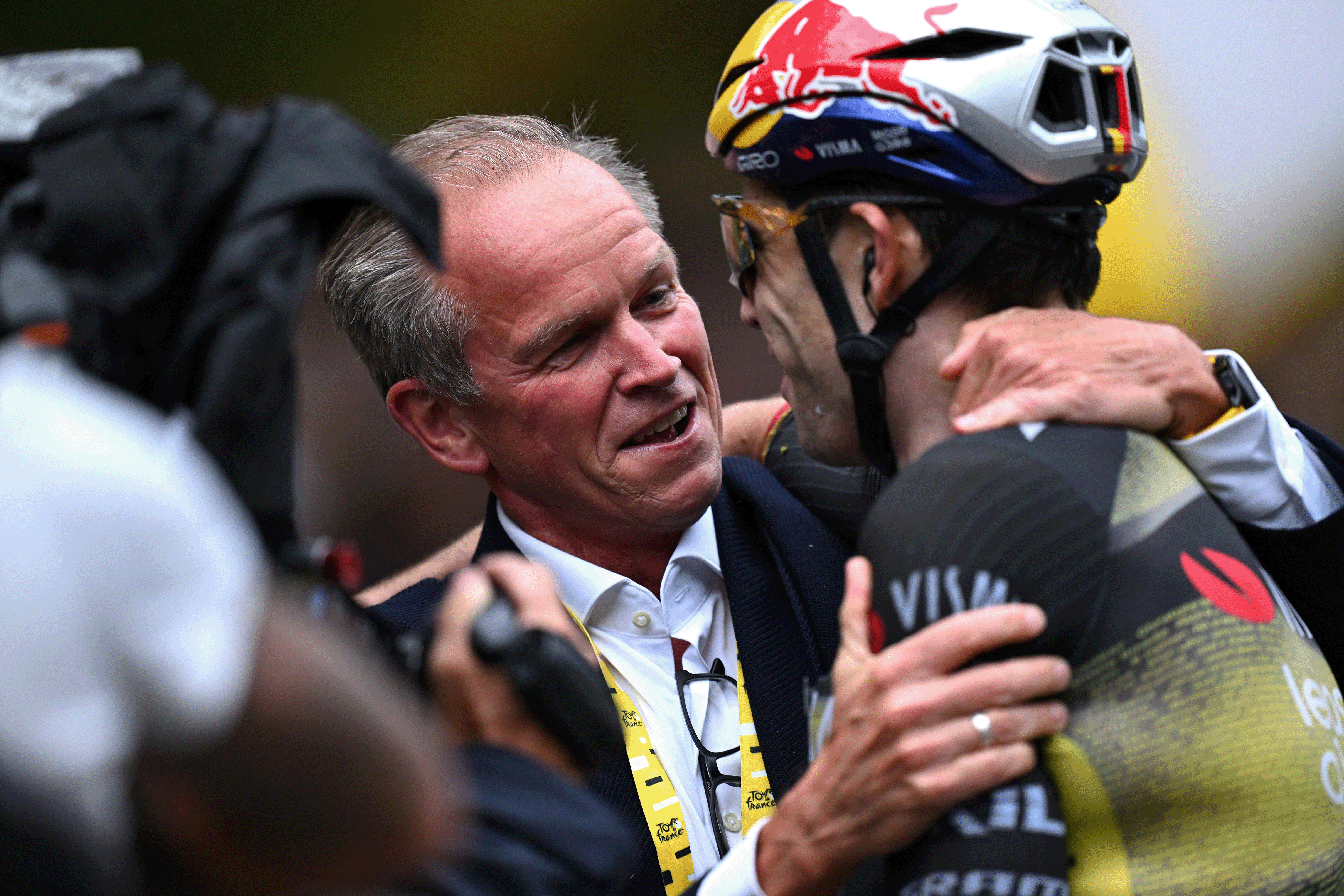 PARÍS - CAMPOS ELÍSEOS, FRANCIA - 27 DE JULIO: El ganador de la etapa Wout Van Aert de Bélgica y el equipo Visma | Lease a Bike (R) celebra con el director del equipo, Richard Plugge (I) después del 112º Tour de Francia 2025, etapa 21, una etapa de 132,3 km desde Mantes-la-Ville a París - Campos Elíseos / #UCIWT / el 27 de julio de 2025 en París - Campos Elíseos, Francia. (Foto de Tim de Waele/Getty Images)